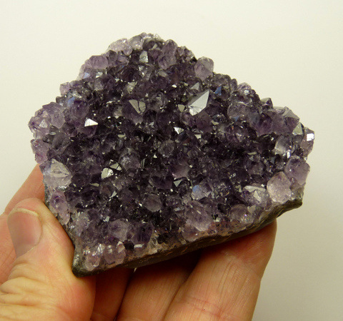 Drusy amethyst quartz crystals on agate